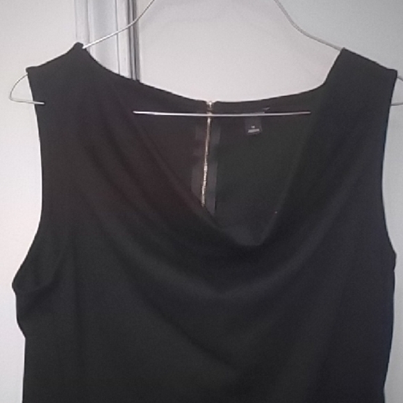 Elegant Black Sleeveless Top - Picture 2 of 3